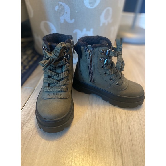 Exploring Essential boots - Picture 5 of 5